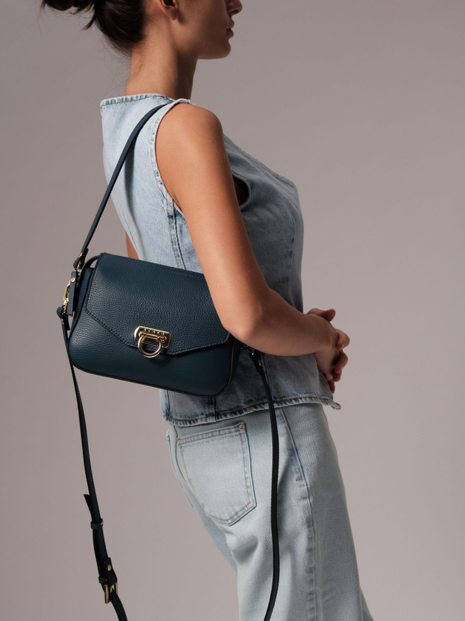 Сумка кожаная через плечо темно-синяя