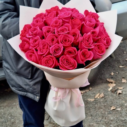 Букет из 29 ярко-розовых роз.