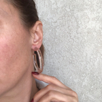 серьги пластик кольца с блестками С996