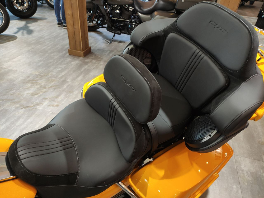 Harley-Davidson CVO Road Glide Limited (Hightail Yellow Pearl)