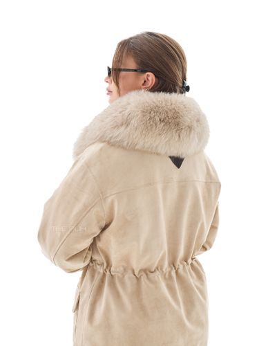 Бежевый пуховик из эко-замши с мехом песца и кожаным воротником