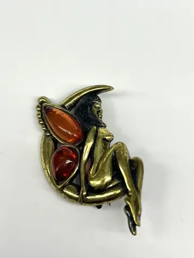 Бронзовая статуэтка на янтаре