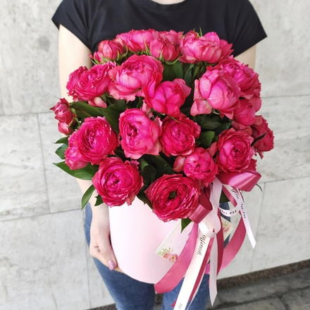 Композиция с кустовыми пионовидными розами сорта "Julietta Raspberry"