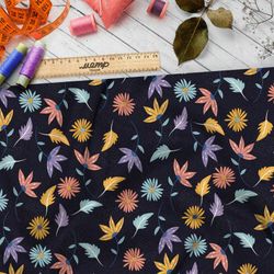 Ткань атлас цветные листья и ромашки на чёрном фоне