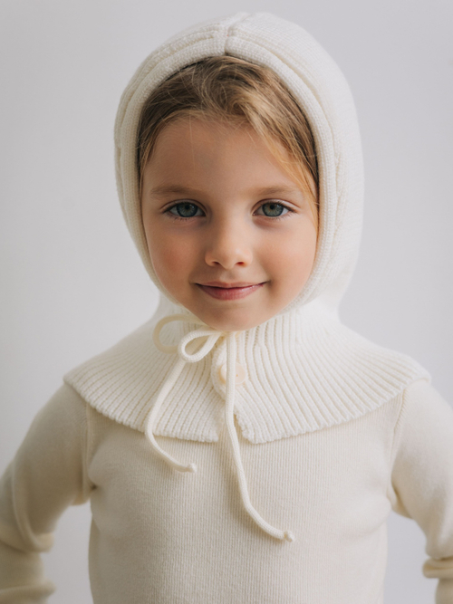 Капор с пуговицами, Молоко