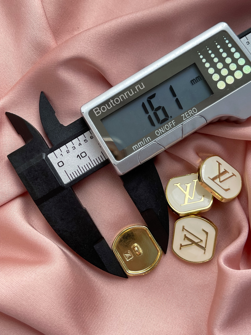 Пуговицы Лв. молочные эмаль золото 18 мм