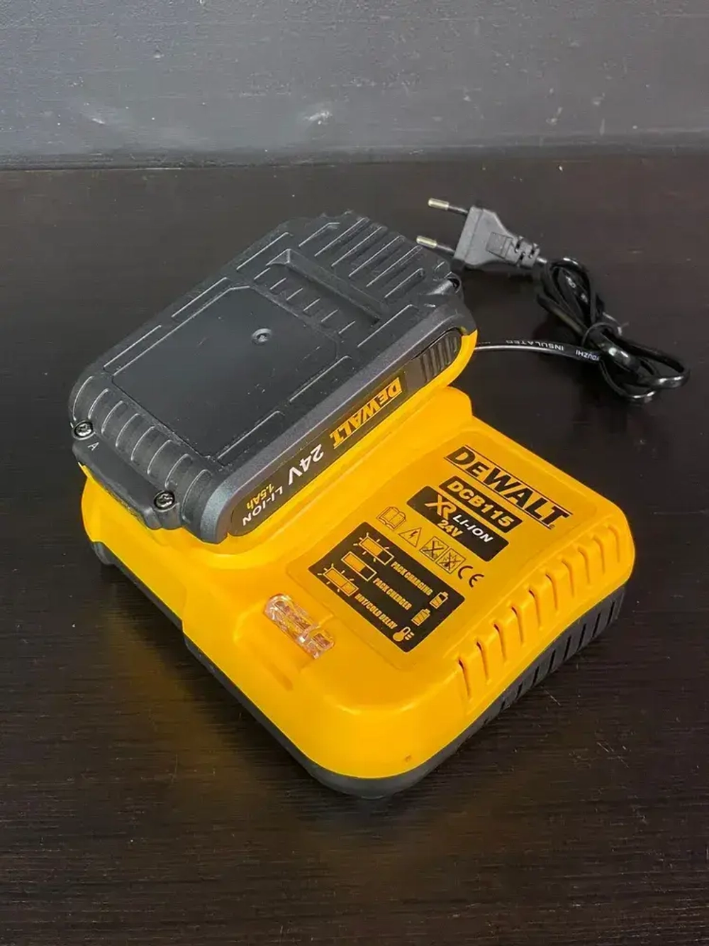 DeWalt Шуруповерт, 24 В, 24 Нм, 2 АКБ