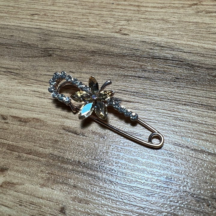 Брошь-булавка Цветочек пятилистник со стеблем кристалл бежевый стразы металл золотистый 5,5 см