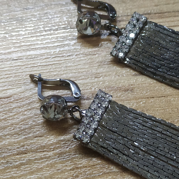 Серьги англ.заст. Bogema Кристалл круг подвеска прямоугольник 2 ряда страз цепочки жгутики металл графитовый