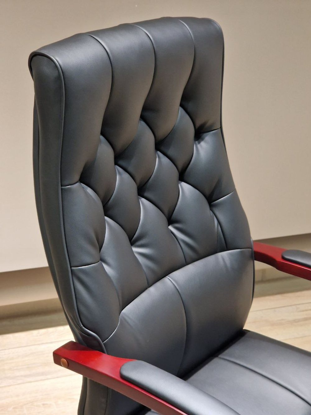 Кресло офисное 2338 582045 Black color LEATHER