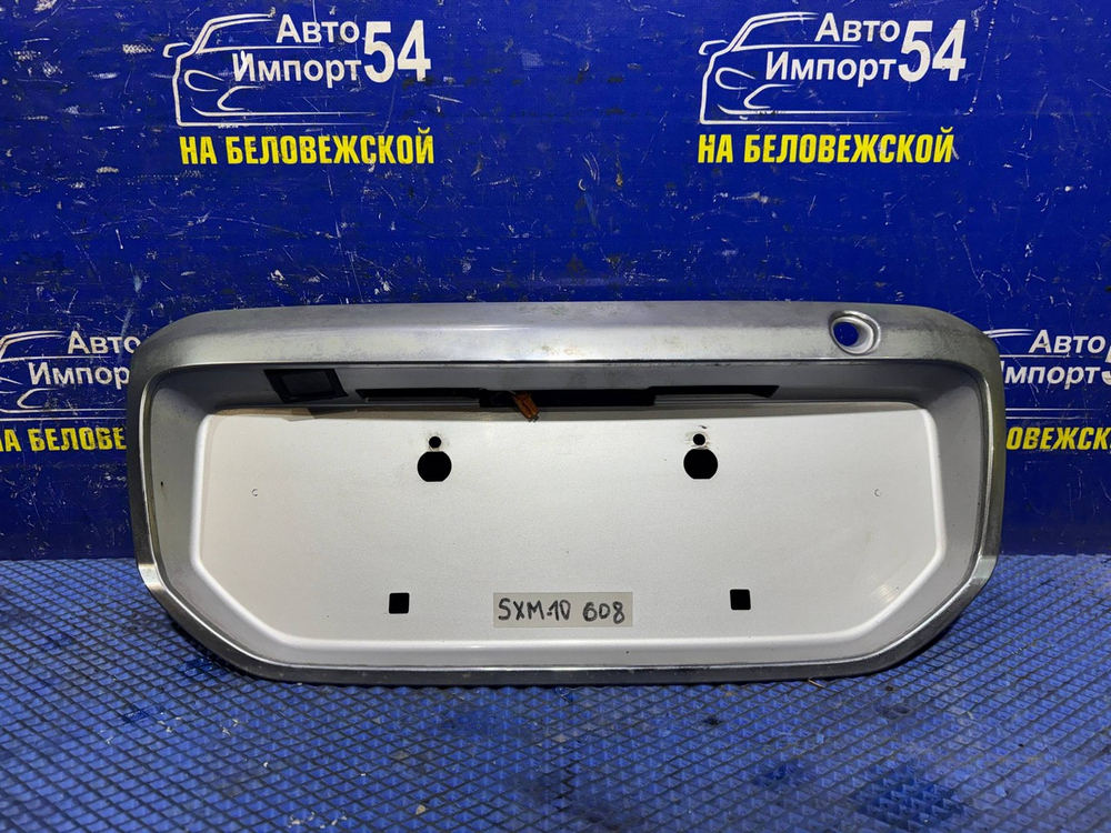 Вставка в багажник центральная TOYOTA IPSUM 1996