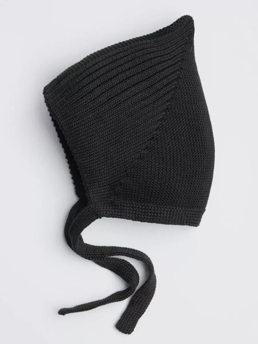 Чепчик для мальчика вязаный на завязках на осень