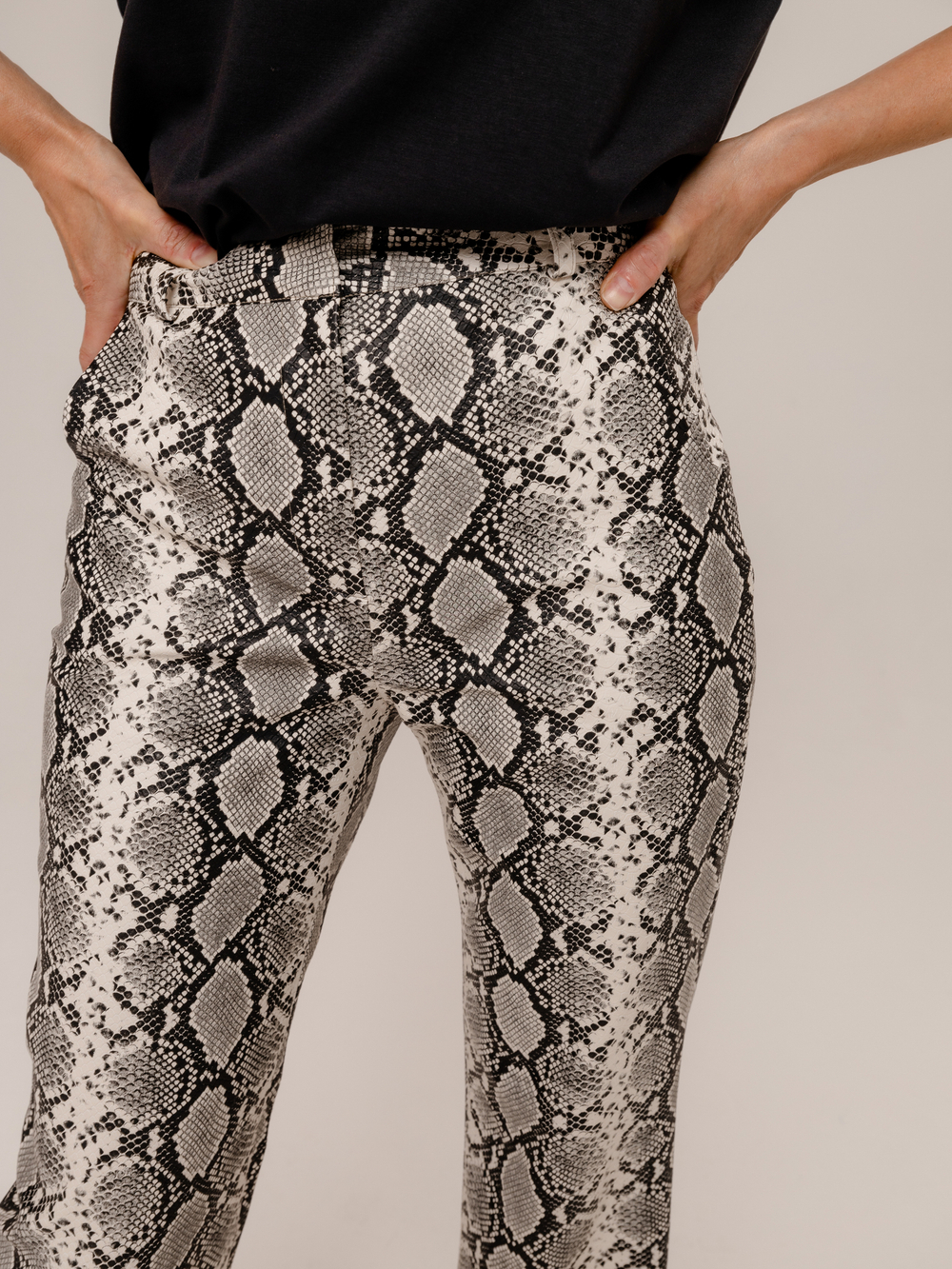 Брюки из экокожи в змеином принте черно-белые