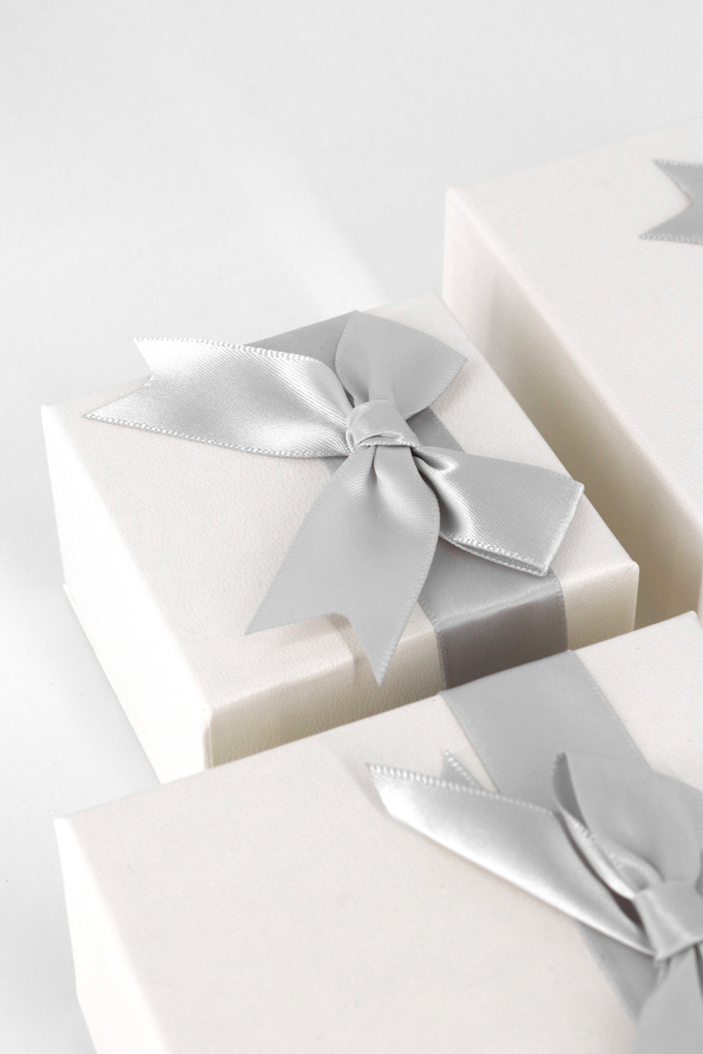 Картонный футляр с бантиком под значок