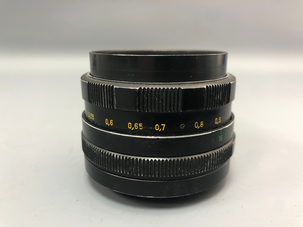 Helios-44M с тугой прокруткой фокусировочного кольца.