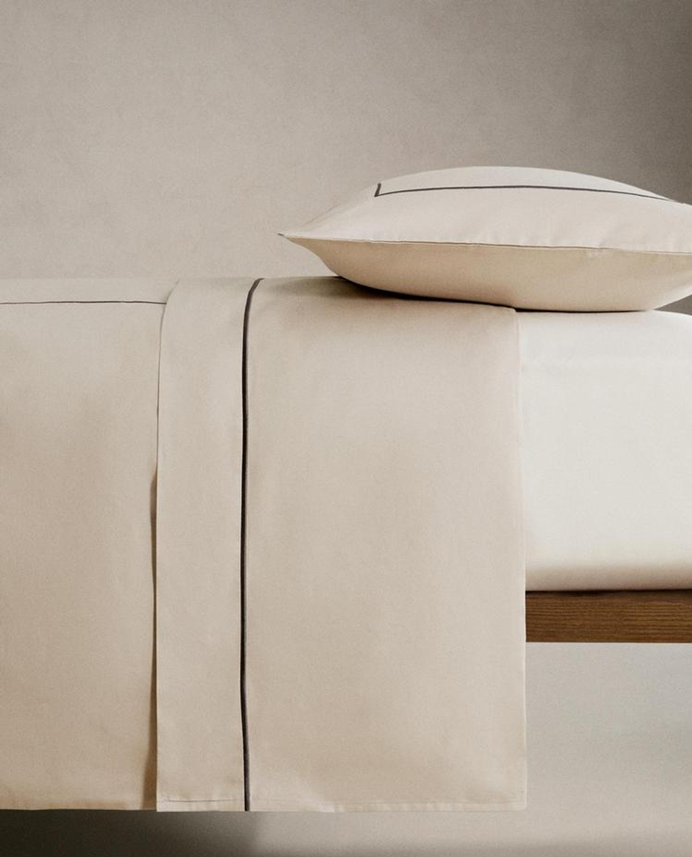 ZARA HOME ПОДОДЕЯЛЬНИК ИЗ САТИНА С ОКАНТОВКОЙ, СЕРЫЙ