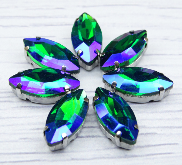 МЦ028НН715 Хрустальные стразы формы "лодочка" в цапах, изумрудный AB, 7х15 мм, 5 шт.