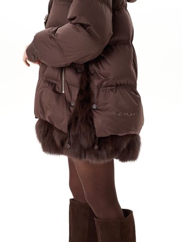 Шоколадный пуховик с ремешками и меховыми вставками