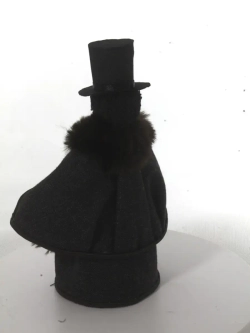 Кукла сувенирная фарфоровая Молодой господин в цилиндре