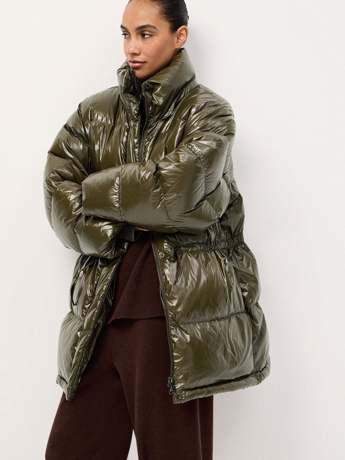 Объемный пуховик glossy olive