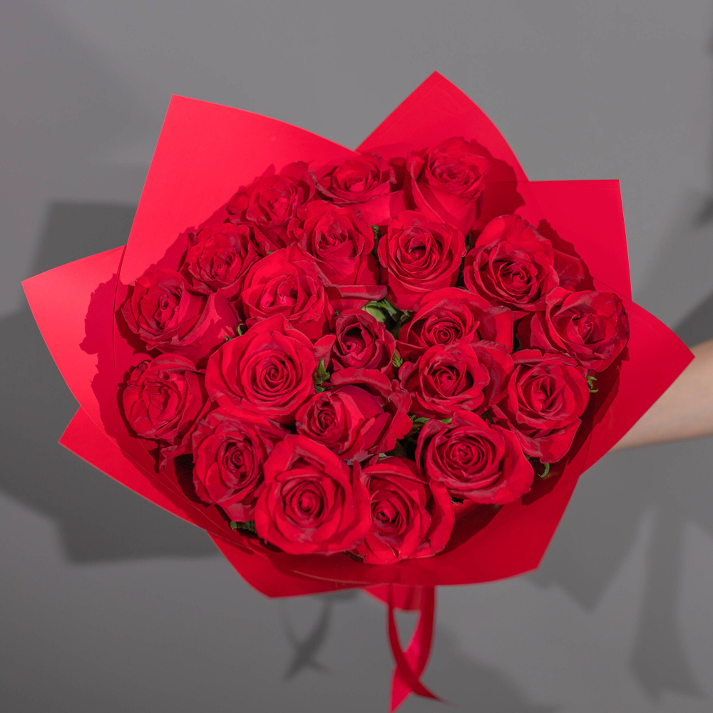 Букет 21 красная Роза Кения 40 см в пленке