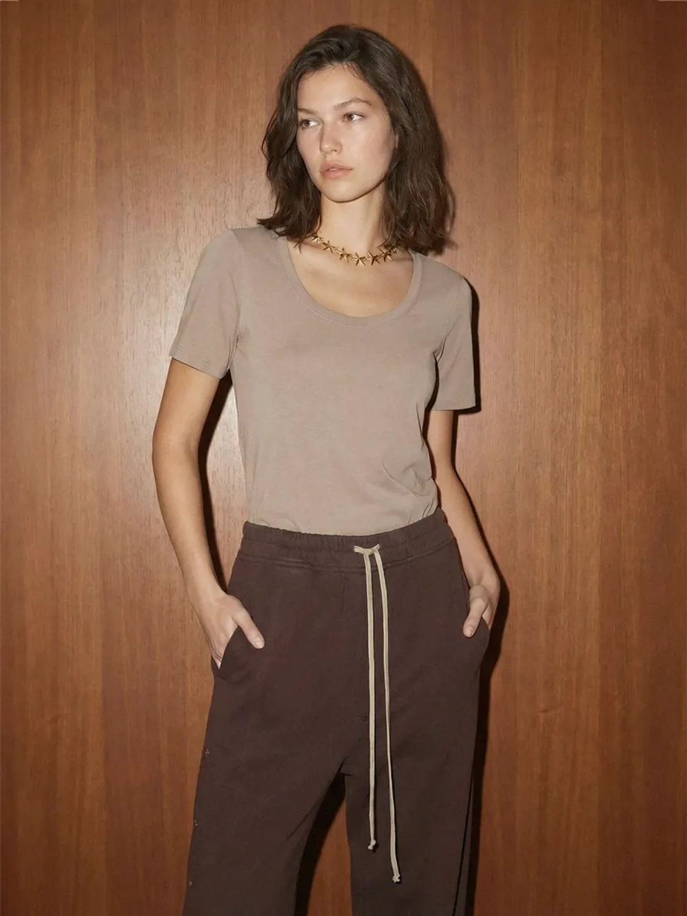 Футболка с глубоким вырезом