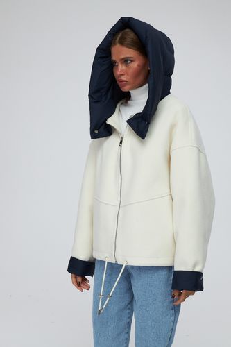 Молочный комбинированный пуховик с синим капюшоном
