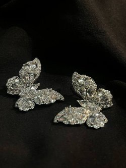 Серьги гвоздики бабочки белые