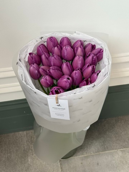 Букет из 25 фиолетовых тюльпанов доступен к заказу с 3.03.2026