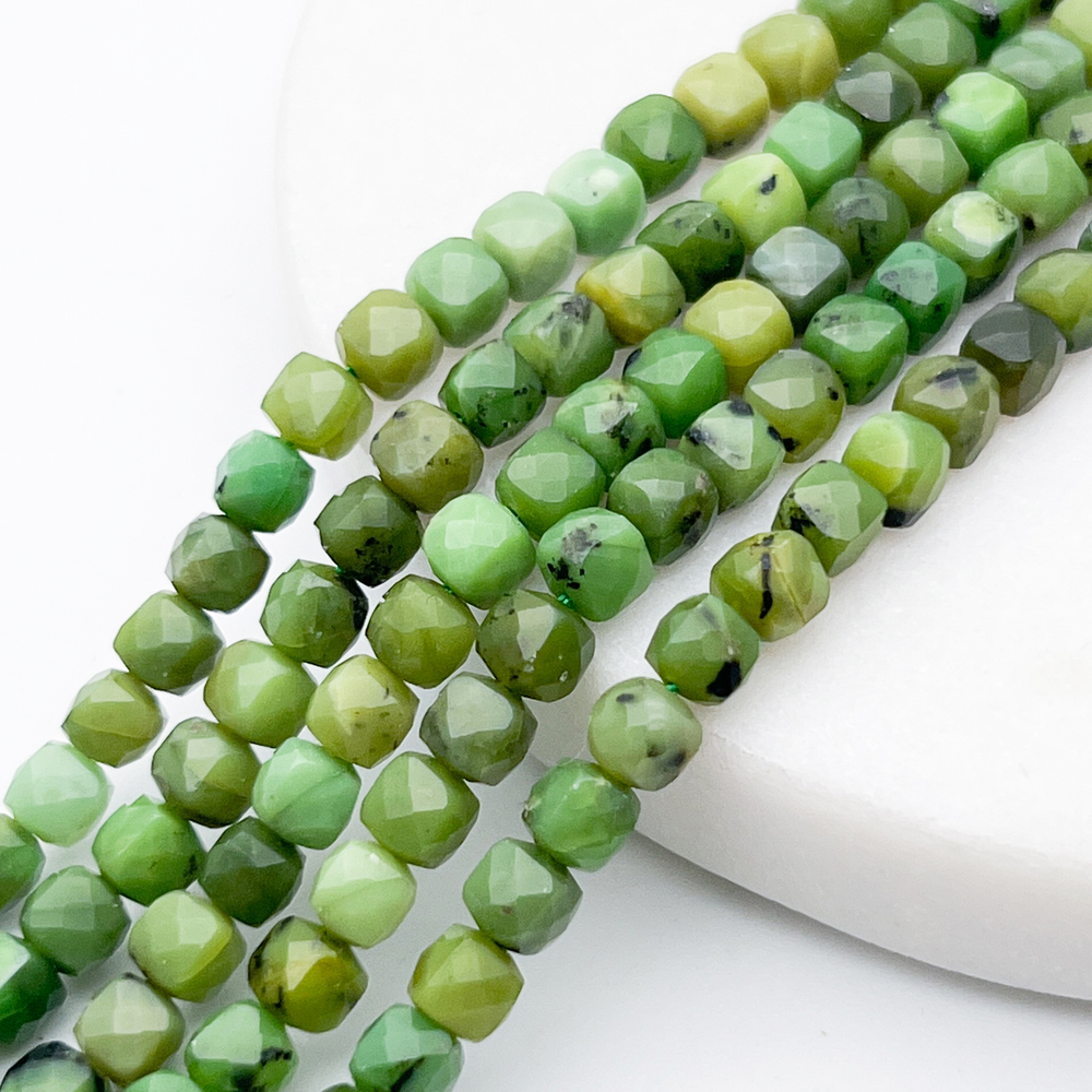 Серпентин бусины, куб с огранкой, размер около 4,8 мм, цена за 20 шт (1/4 нити)