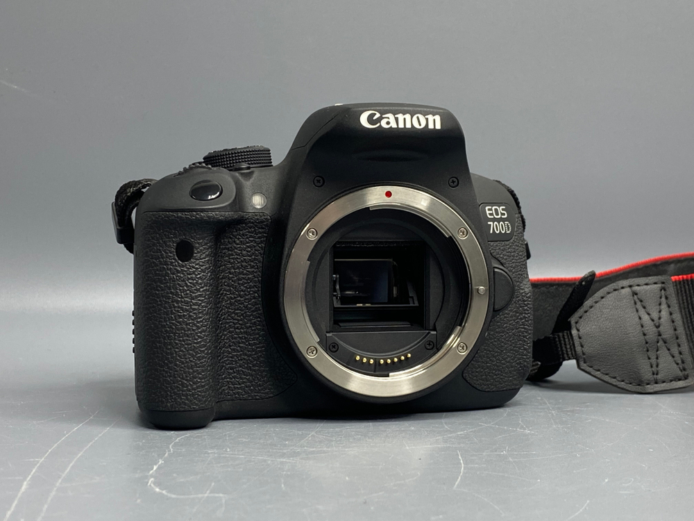 Canon EOS 700D kit 18-55mm IS STM 1.500 кадров