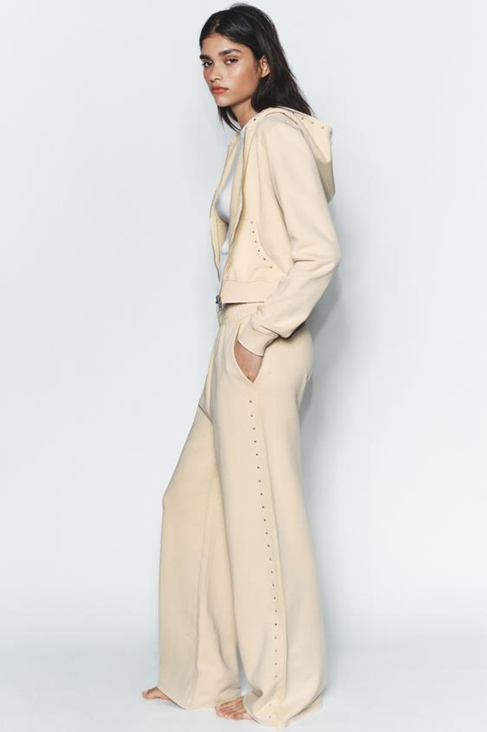 ZARA БРЮКИ ИЗ МЯГКОЙ ТКАНИ С ЭФФЕКТОМ ПОТЕРТОСТИ И ЗАКЛЕПКАМИ, ЦВЕТ СЛИВОЧНОГО МАСЛА