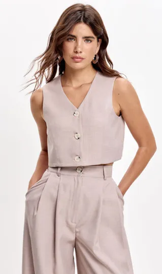 Укороченная жилетка свободного кроя серо-бежевого цвета