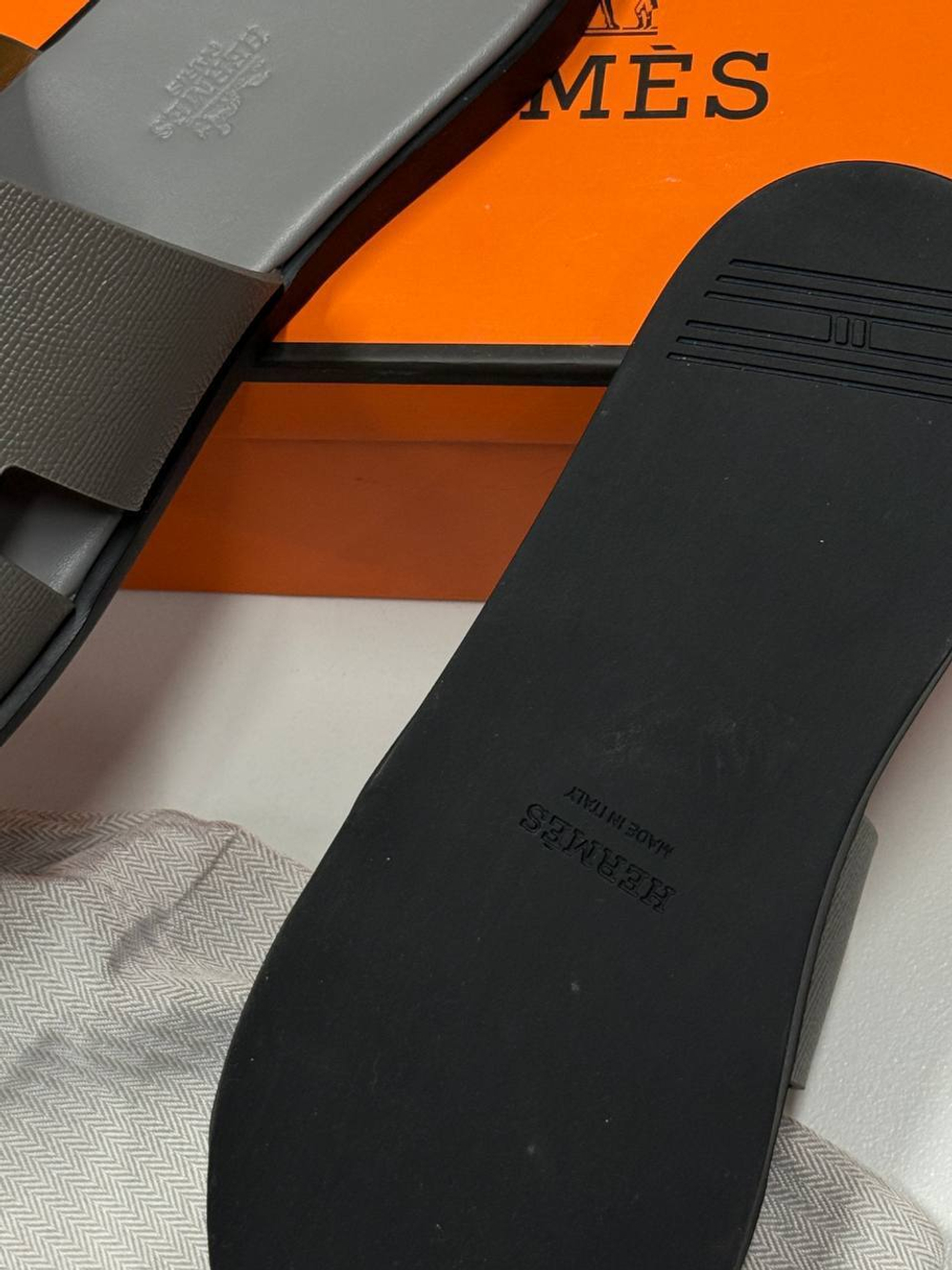 Шлёпанцы серые Hermes