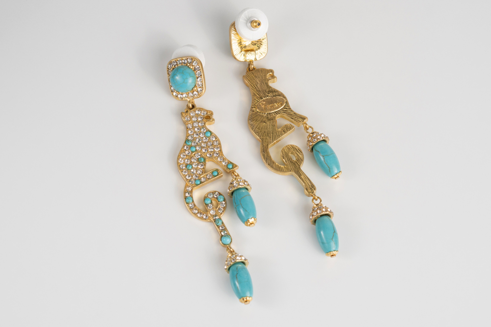 Серьги-пусеты Trifari с подвесками в виде кошек с белыми и бирюзовыми вставками