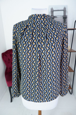 Блузка стильная, например для образа с брюками, 46 размер