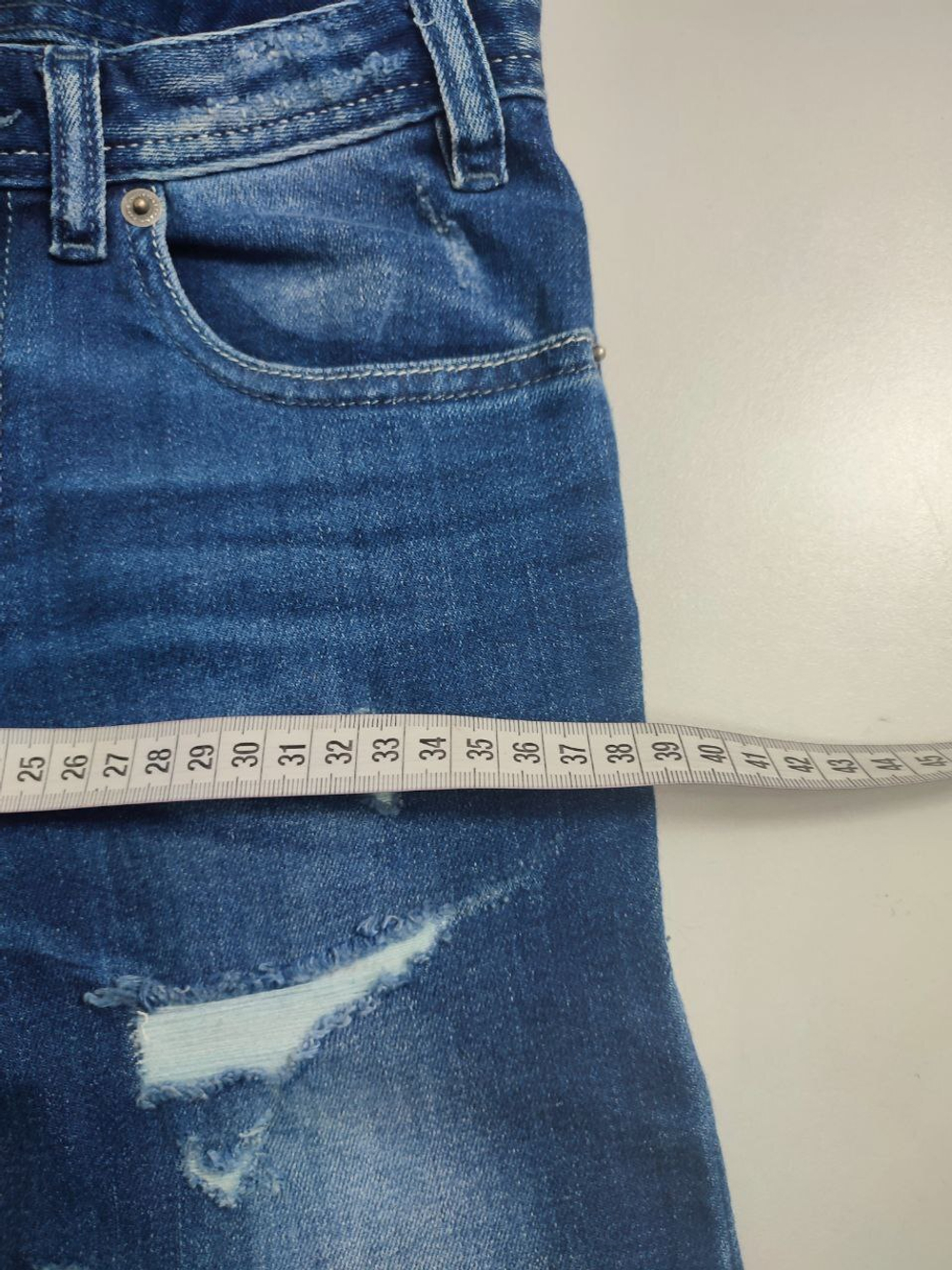 Джинсы John Galliano с рваным эффектом 44 размер