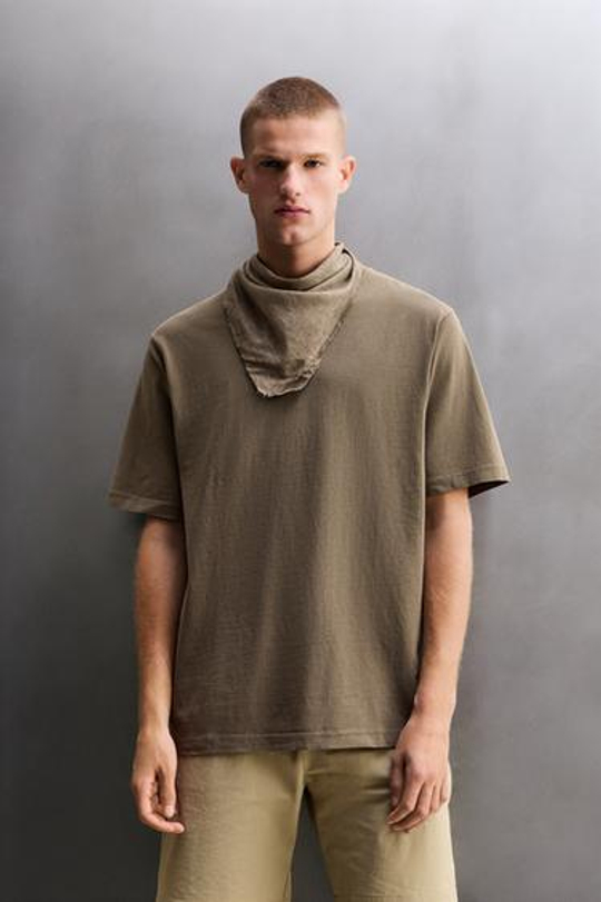 ZARA ФУТБОЛКА REGULAR FIT С ПРИНТОМ, СЕРОВАТО-КОРИЧНЕВЫЙ