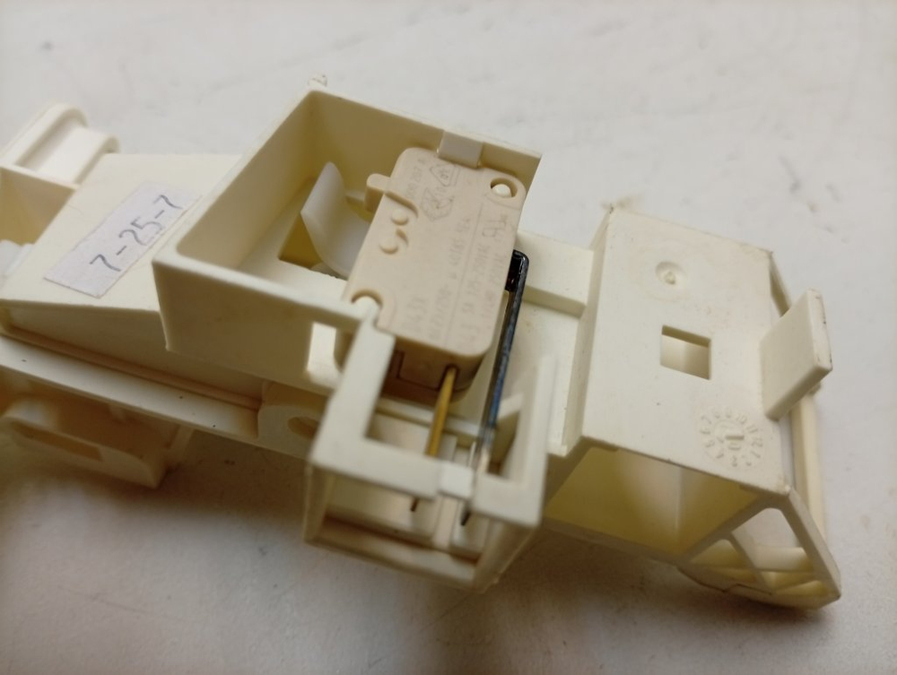 WP79/2 ктп6 Замок двери (УБЛ) для посудомоечной машины Whirlpool 481241758361 б/у