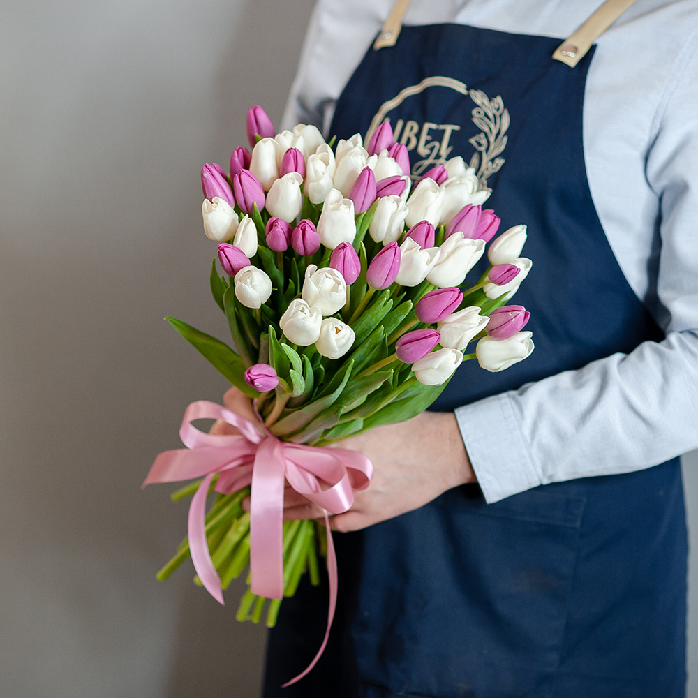 Белые-розовые тюльпаны под ленту