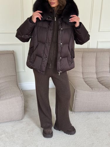 Короткий шоколадный пуховик с мехом лисы