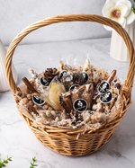 Подарочная корзина с орехами и сухофруктами