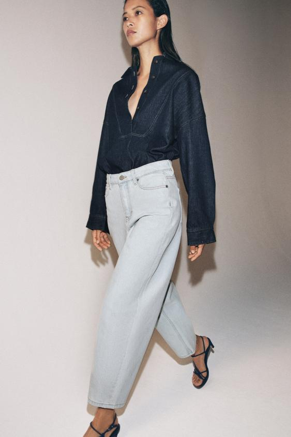 ZARA ЗАУЖЕННЫЕ ДЖИНСЫ СО СРЕДНЕЙ ПОСАДКОЙ — ZW COLLECTION, ГОЛУБОЙ