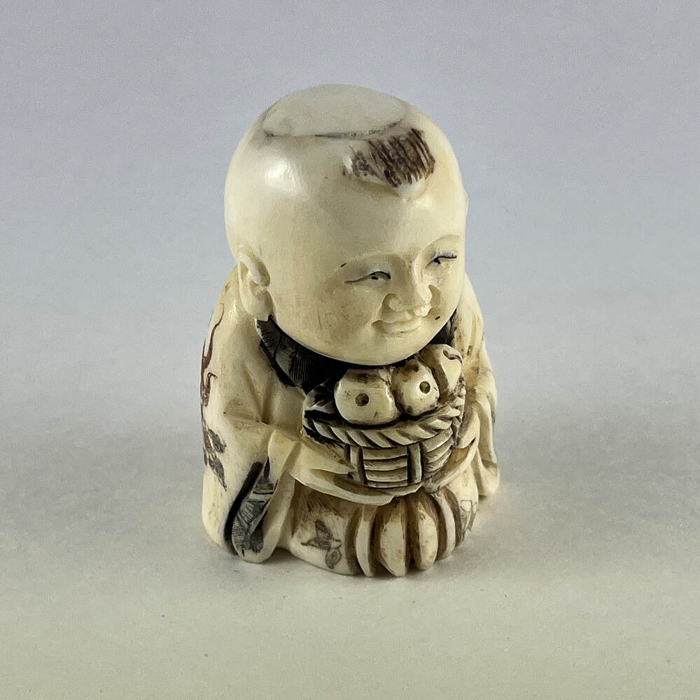 Статуэтка нэцкэ Мальчик Карако с корзиной рыбы