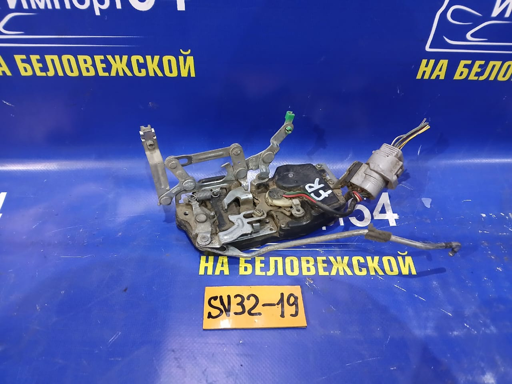 Замок двери передней правой TOYOTA VISTA 1990