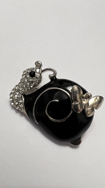 Брошь улиточка с эмалью и кристаллам