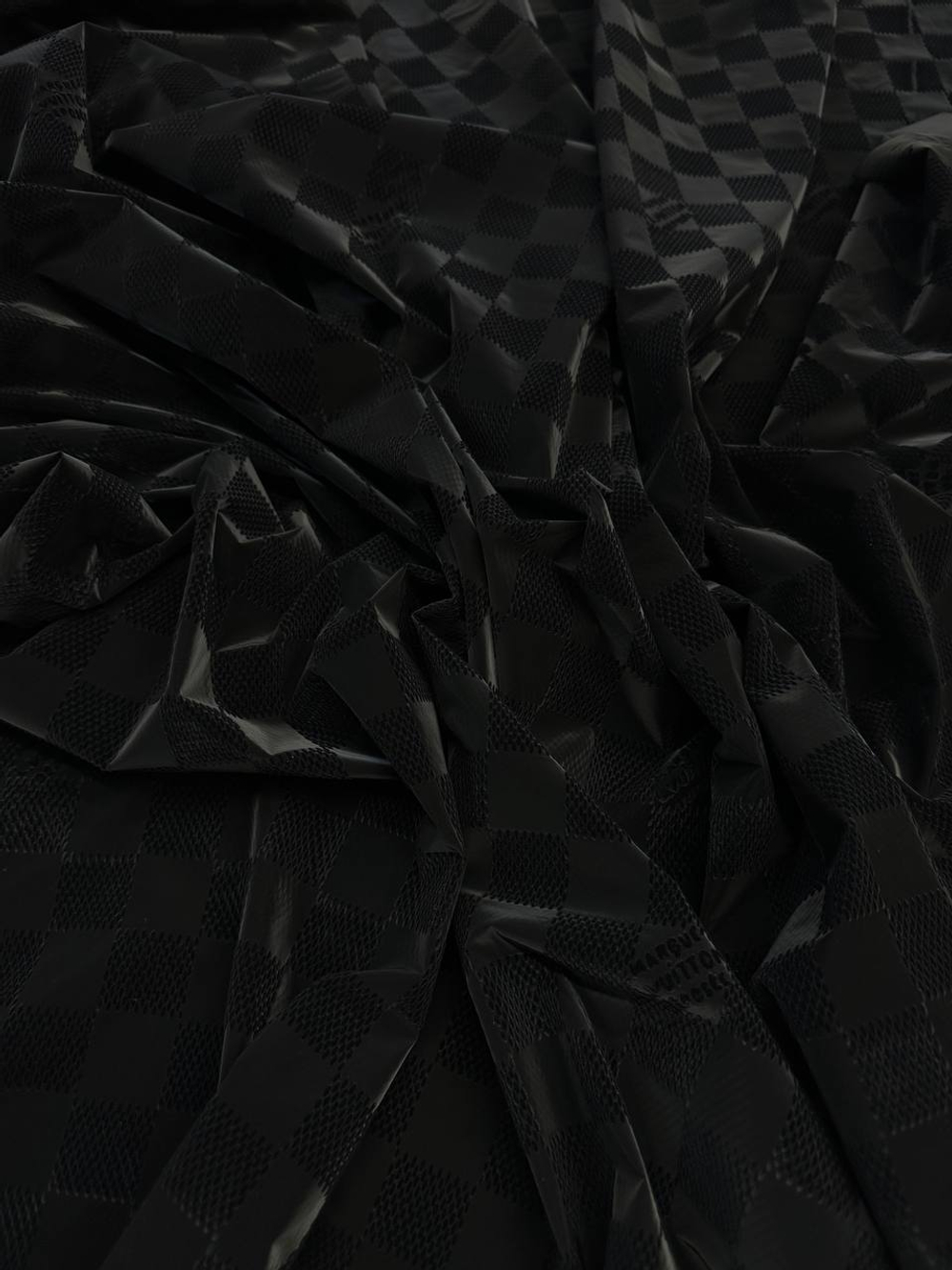 Курточно-плащевая ткань Louis Vuitton черный в клетку с лого