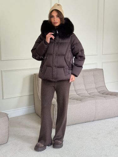 Короткий шоколадный пуховик с мехом лисы