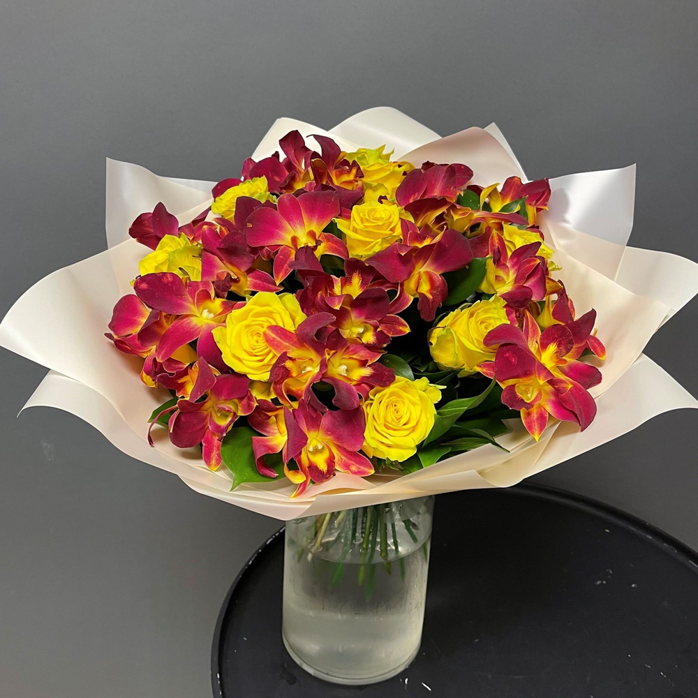 Букет из орхидей и роз «‎Огонь и солнце»