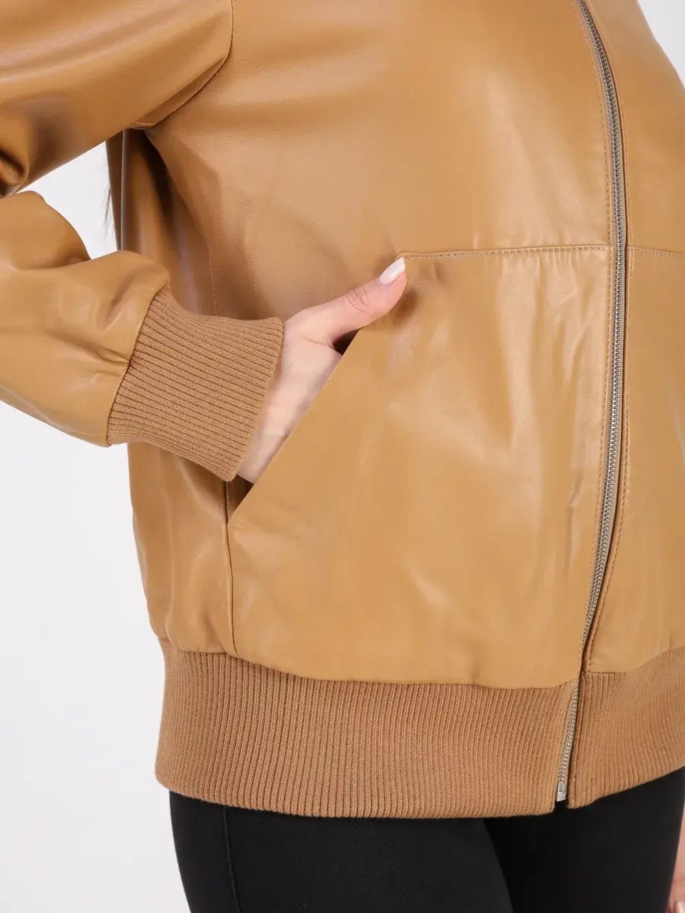 Кожаная куртка демисезонная с капюшоном